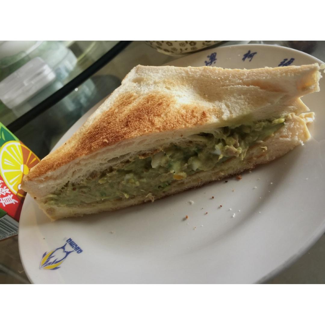 牛油果吞拿鱼三明治
