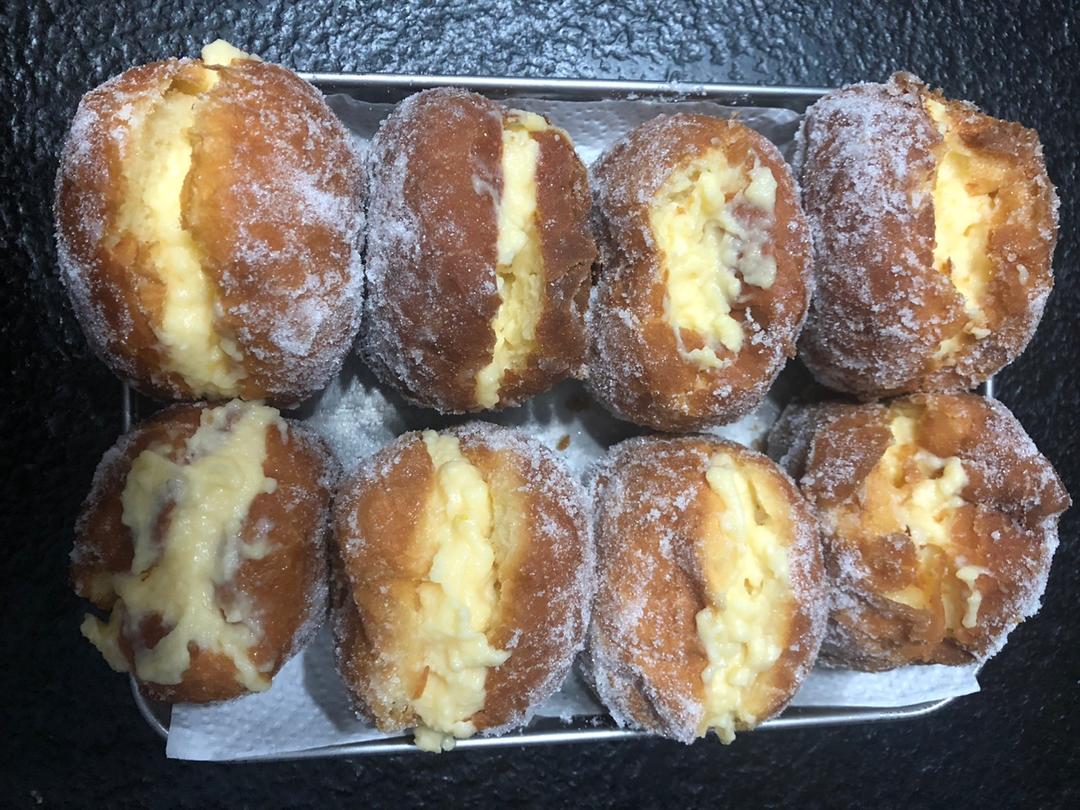 好吃到哭泣的甜甜圈VANILLA CREAM-FILLED DOUGHNUTS