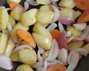 土豆炖鲍鱼（分享一个快速处理鲍鱼的方法）的做法 步骤5
