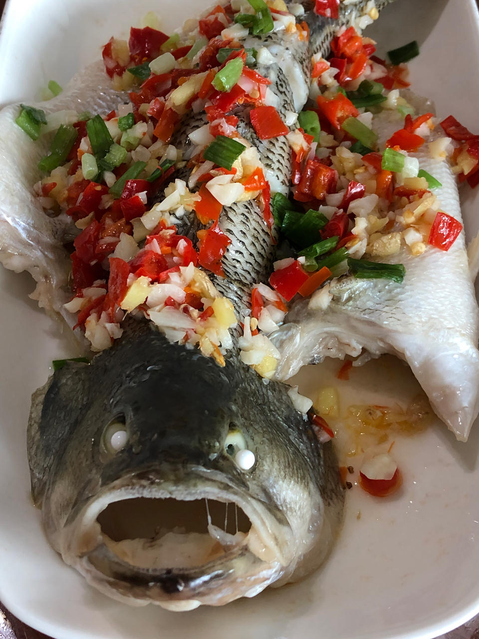 厨师长教你：“剁椒蒸鲤鱼”的做法，剁椒辣味醇厚，鱼肉鲜香细嫩