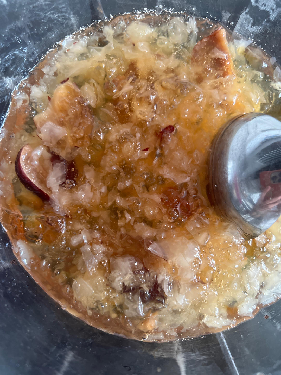 《桃胶皂角米雪燕银耳牛奶羹》据说一碗等于敷30片面膜的功效