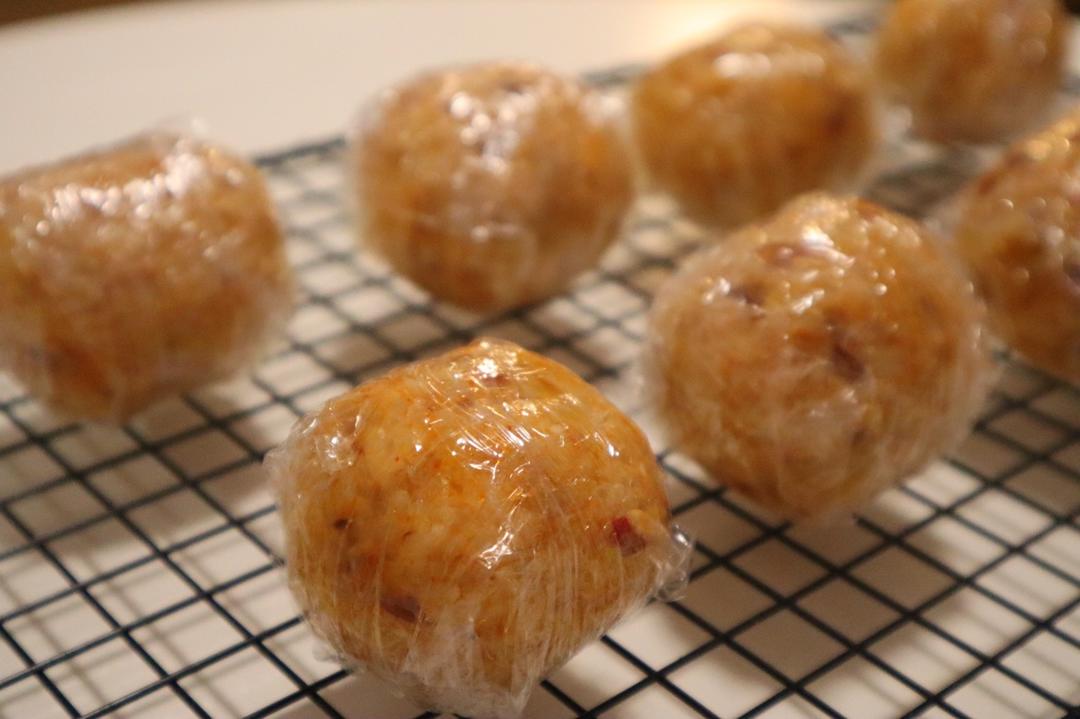 泡菜金枪鱼饭团