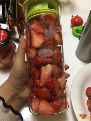自制草莓罐头的做法 步骤2