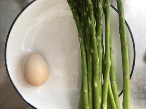 健康低卡家常菜—芦笋炒蛋的做法 步骤1