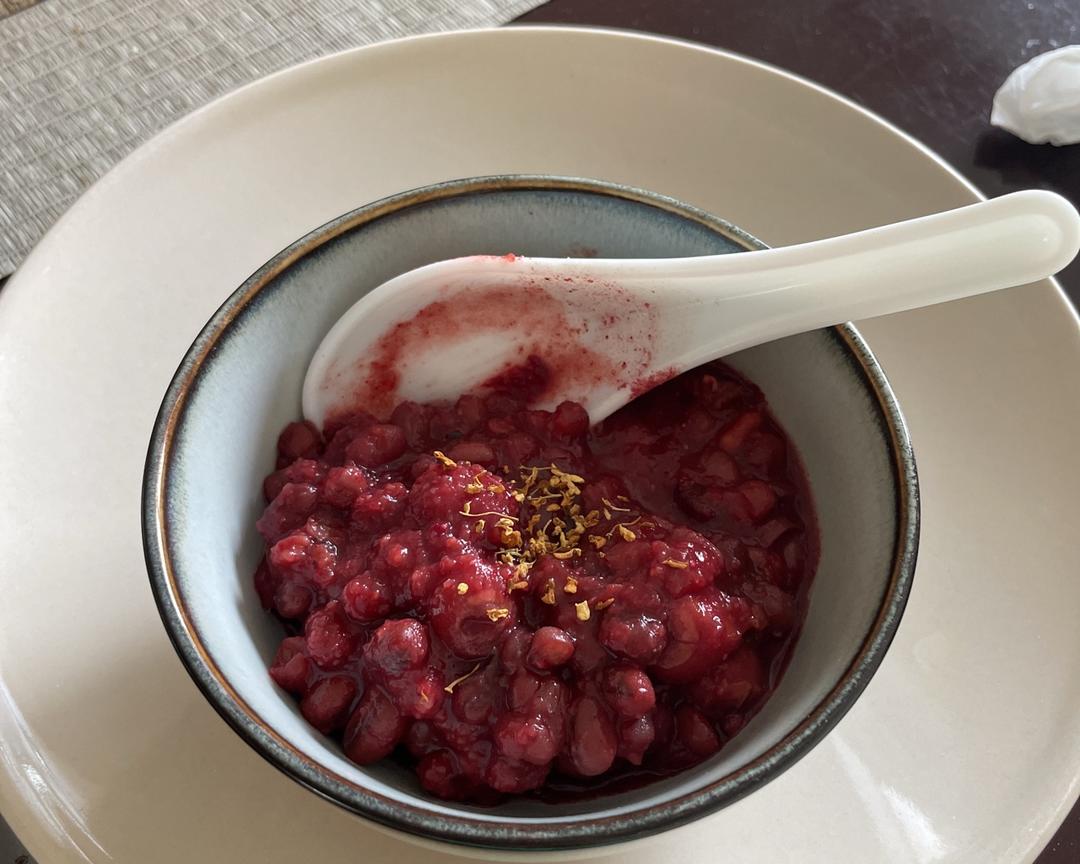 加了红曲米的陈皮莲子红豆沙