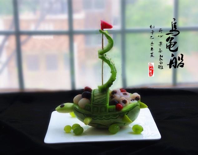 教你轻松雕刻香瓜乌龟船水果盘的做法