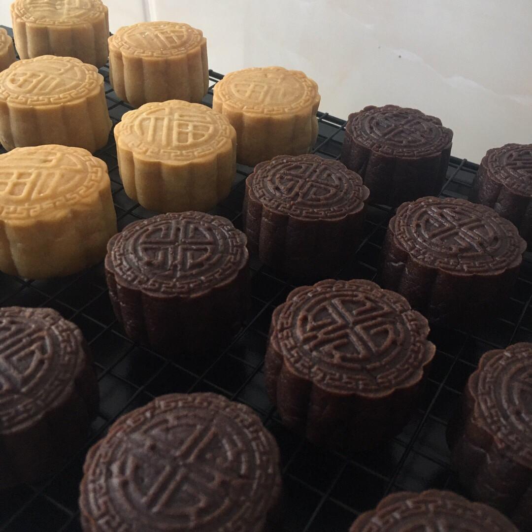 金沙奶黄馅的巧克力月饼