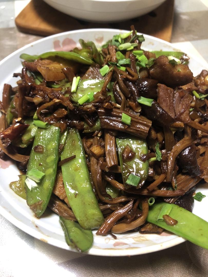 五花肉干锅茶树菇