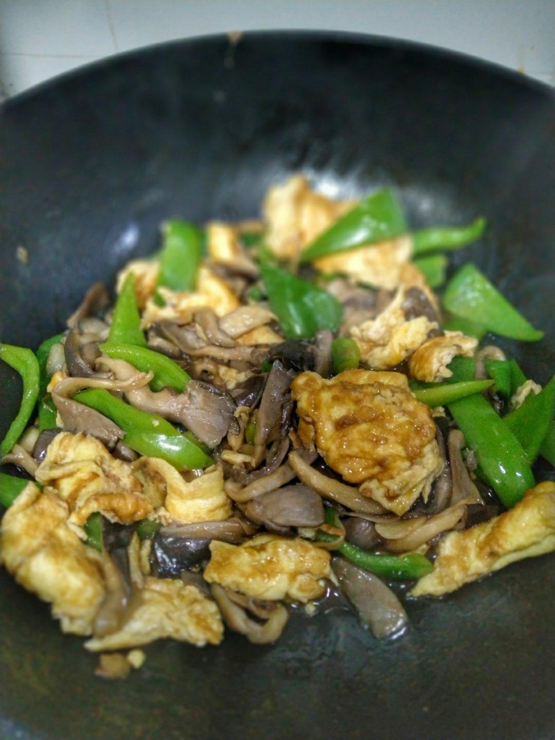 平菇青椒炒鸡蛋 好吃又营养的超快手家常菜