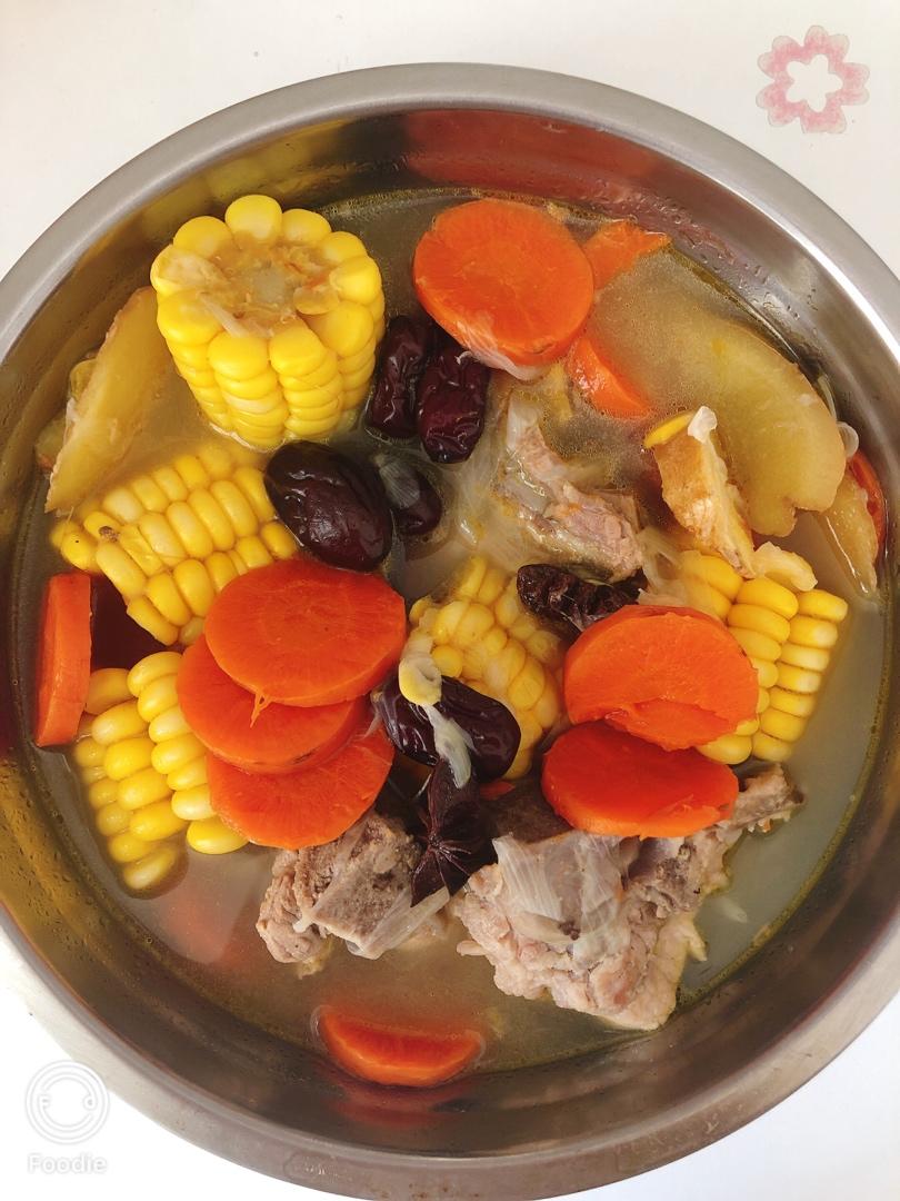 冬日暖胃玉米脊骨汤