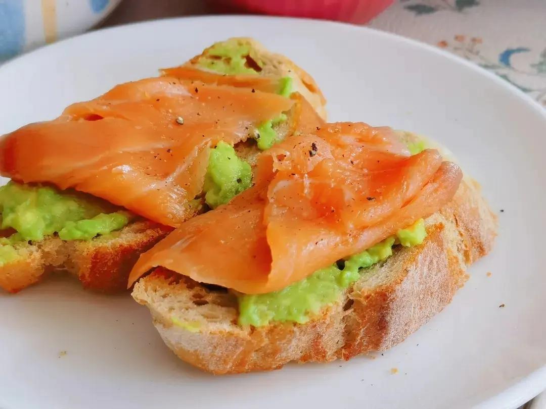 低脂高蛋白之                        烟熏三文鱼配牛油果吐司