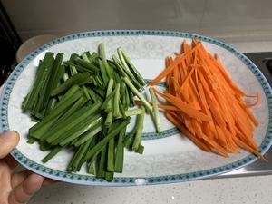 红黄绿三色“胡萝卜土豆丝炒韭菜”的做法 步骤3