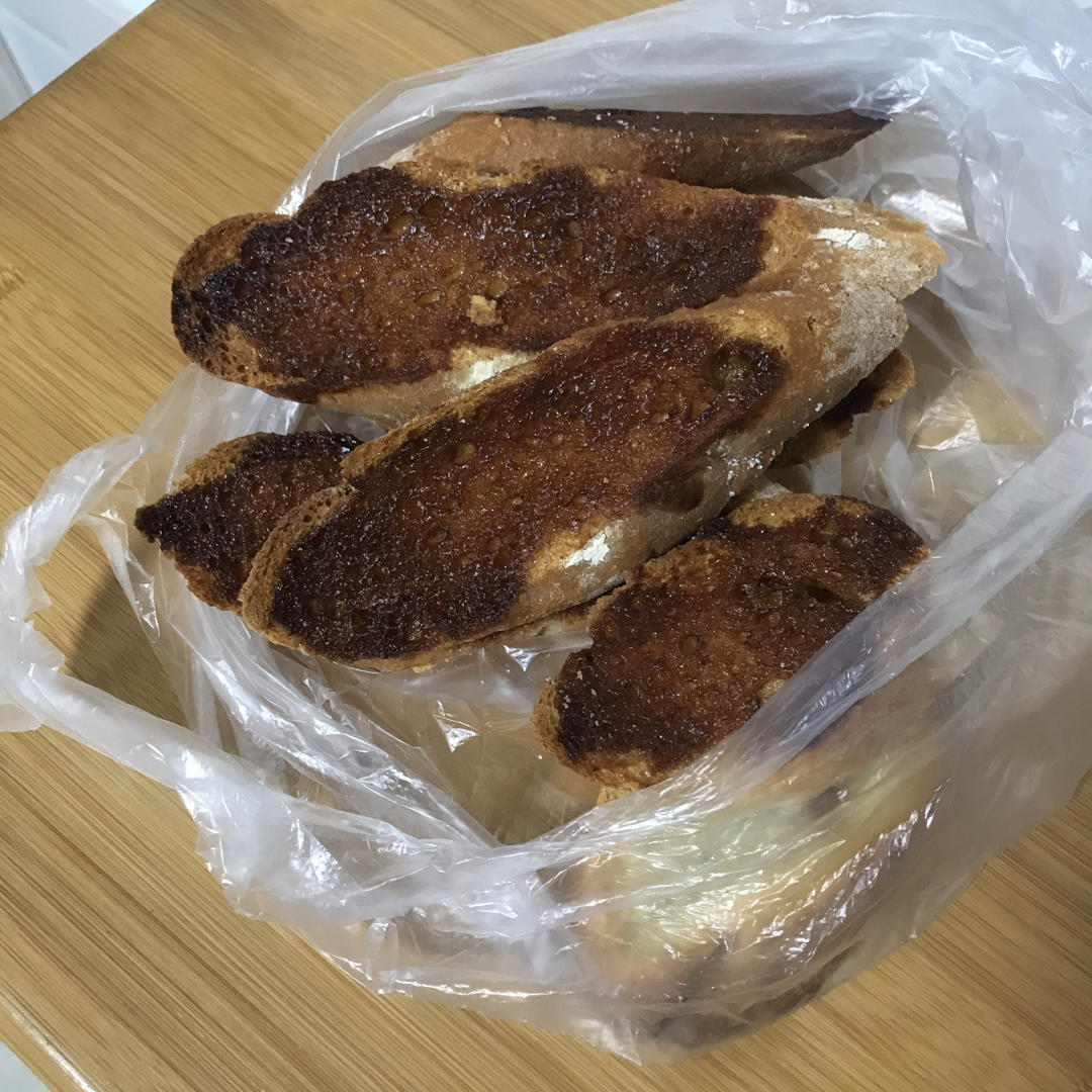 超级简单的焦糖肉桂面包粒