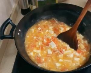 营养丰富，低脂美味的番茄金针菇豆腐煲的做法 步骤7