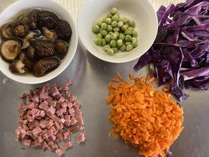 🌈彩虹烩饭（紫甘蓝火腿香菇胡萝卜豌豆烩饭）的做法 步骤1