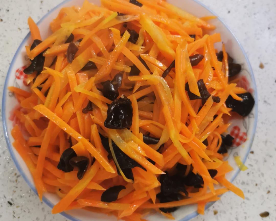 胡萝卜炒木耳
