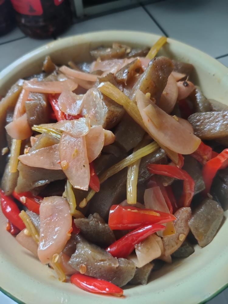 1颗 酸菜炒魔芋的做法 1备好食材魔芋,酸萝卜,泡椒,泡姜,泡菜,二荆条