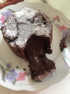 简单又高级的巧克力熔岩蛋糕的做法 步骤11