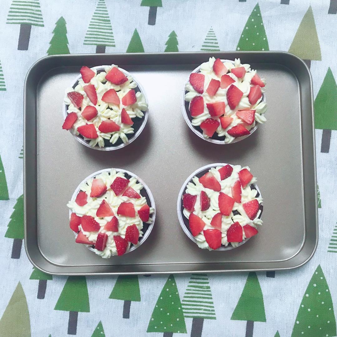 粉红草莓奶油cupcake