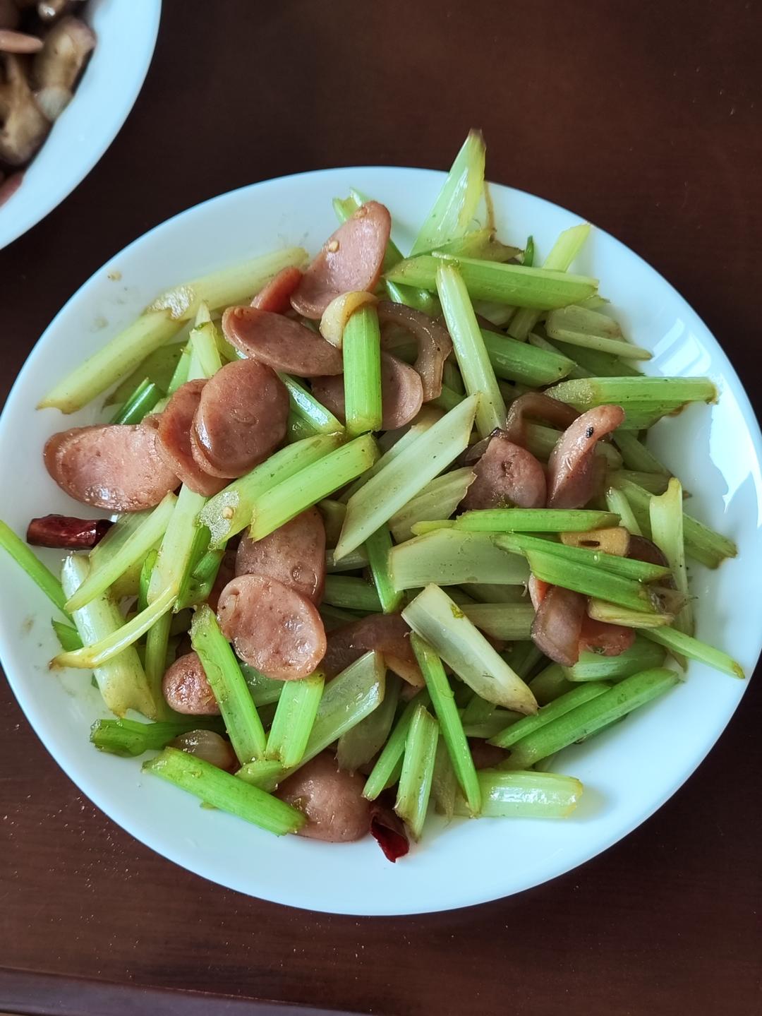 芹菜炒香肠
