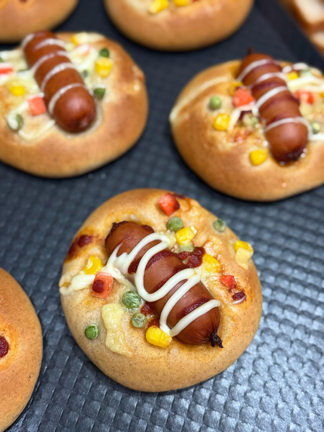 咸香美味‼️一口爆浆❗️黑椒迷你肠仔包