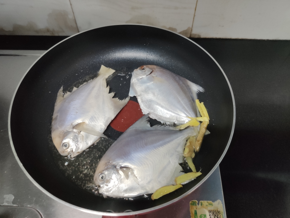妈妈的红烧鲳鱼的做法 步骤1