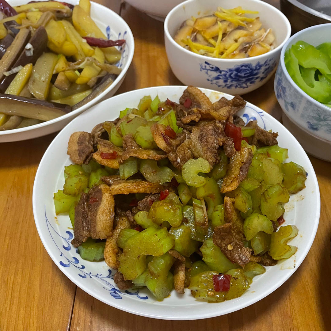 剁椒芹菜五花肉