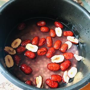 简单快速好吃的养生红豆红枣黑米花生粥的做法 步骤6
