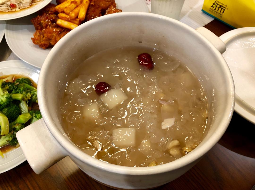 冰糖银耳雪梨汤