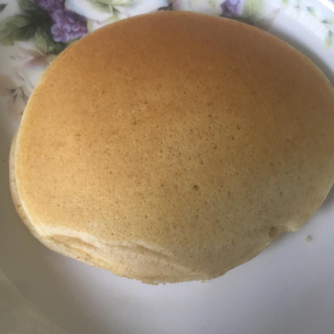 【酸奶松饼yogurt pancake】，搭上黑莓果酱和枫糖的美味。