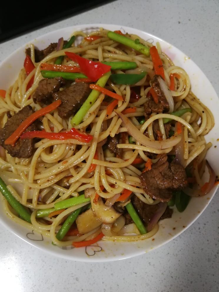 黑椒牛柳炒意面