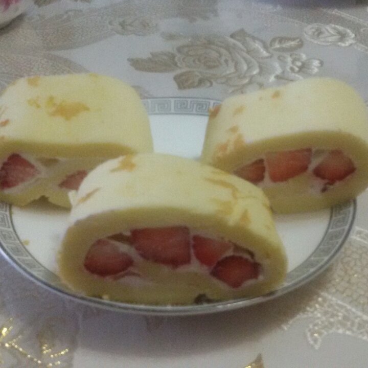 大量消耗淡奶油的草莓蛋糕卷