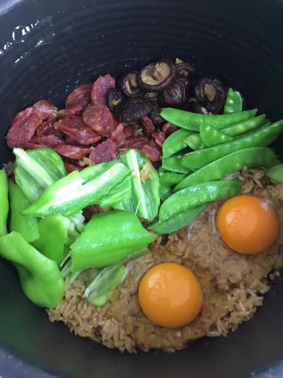 电饭锅腊味煲仔饭