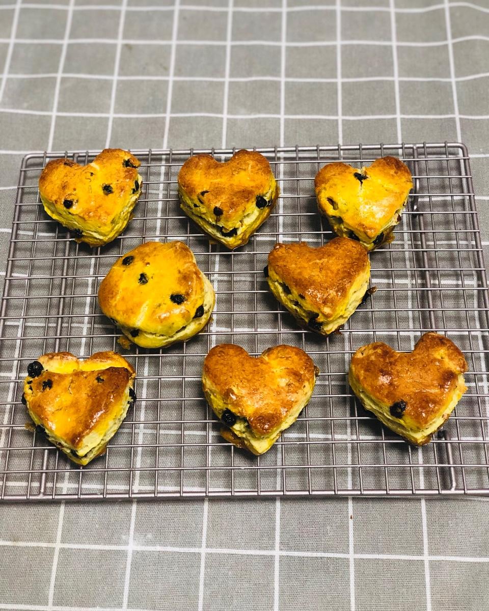 超级松软完美裂纹的司康-English scones