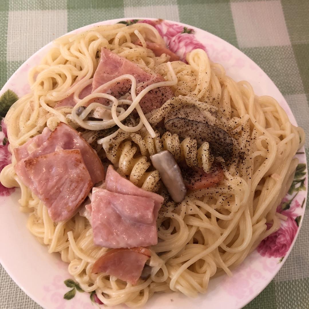 白蘑菇奶油培根意面