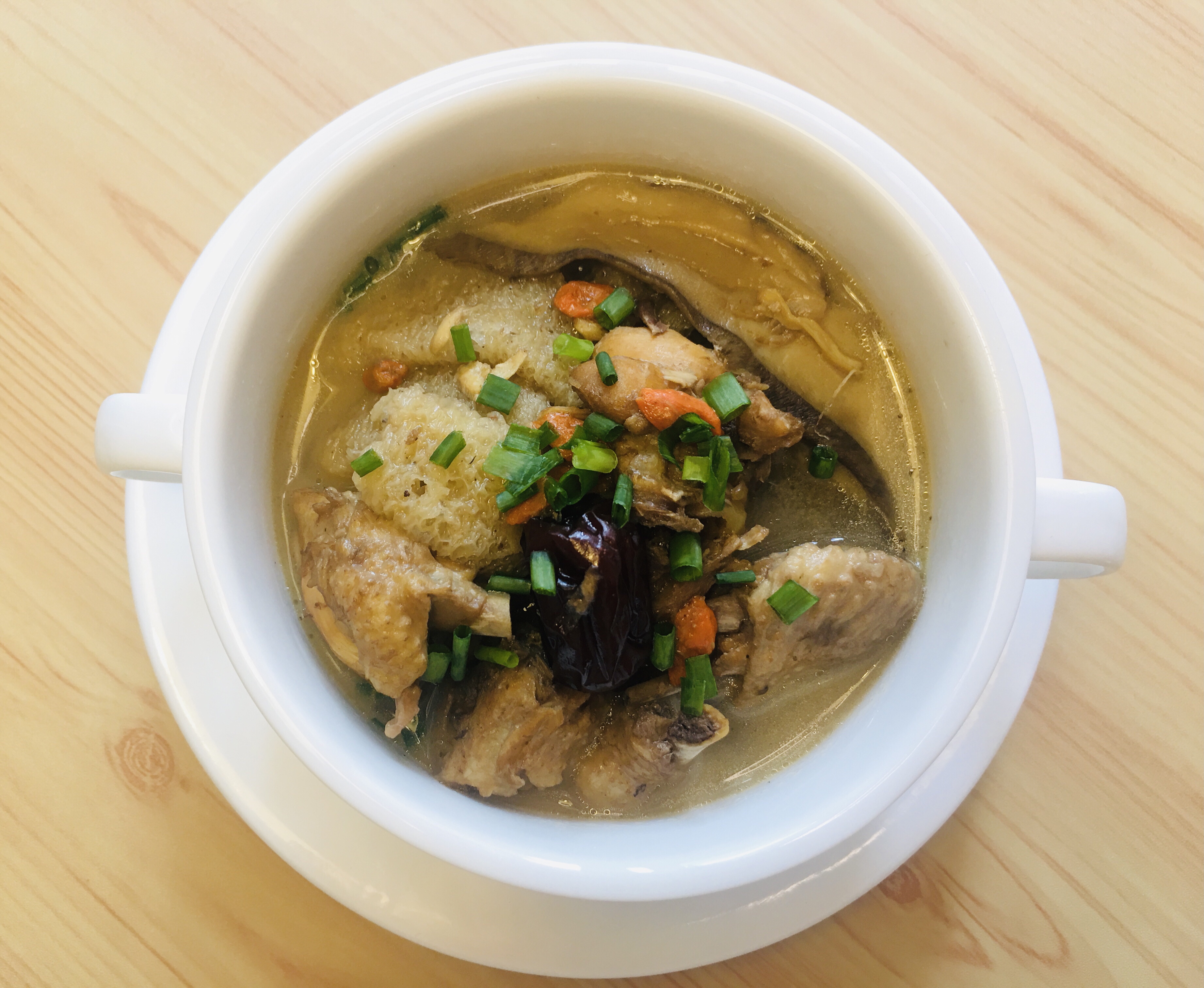 【源味】秋季家常养身汤｜竹荪牛肝菌土鸡汤的做法