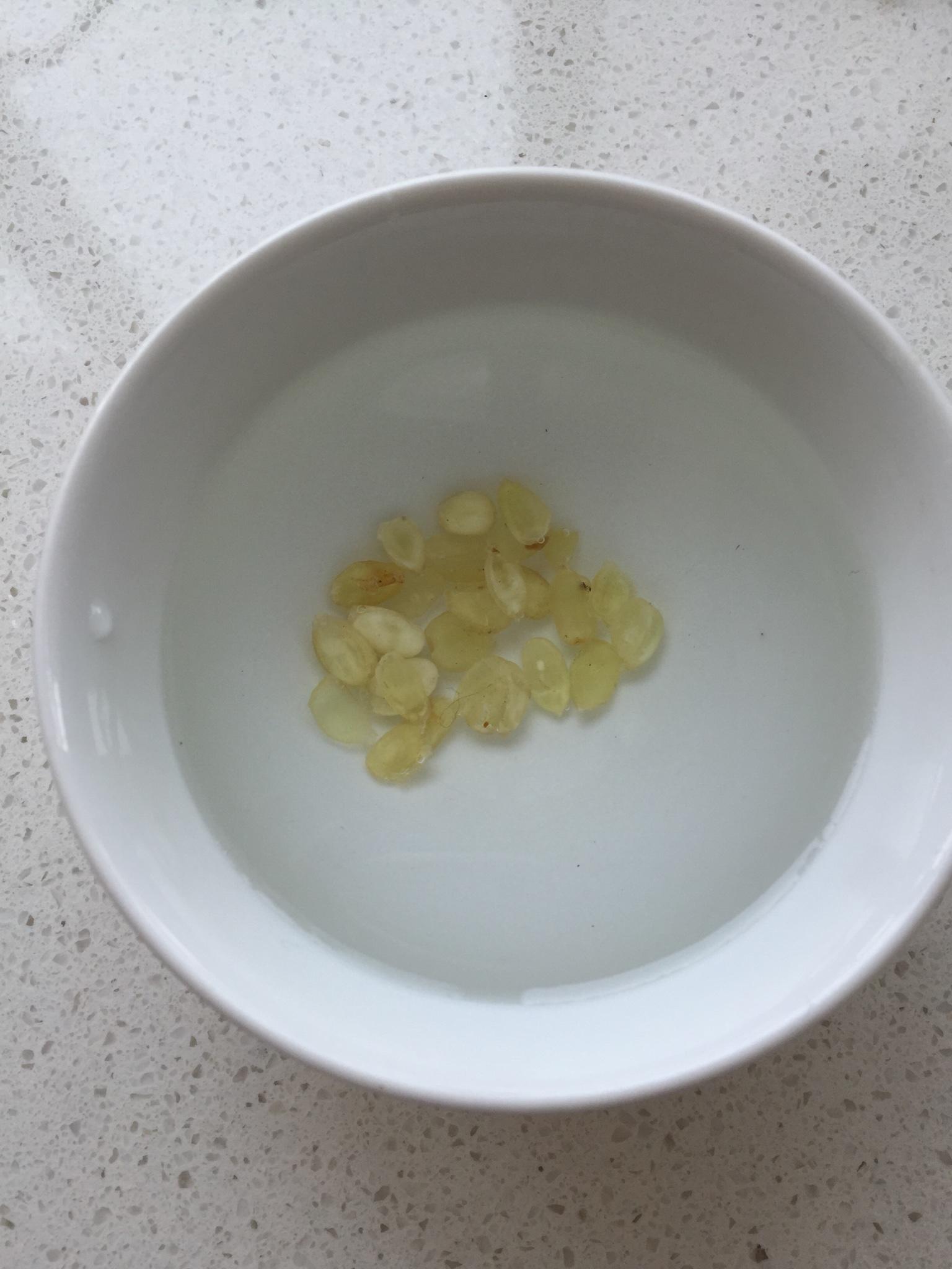 燕窝炖桃胶皂角米糖水的做法 步骤3