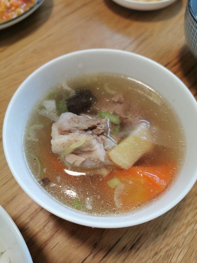 厨房小白也能做的暖心胡萝卜玉米羊肉汤