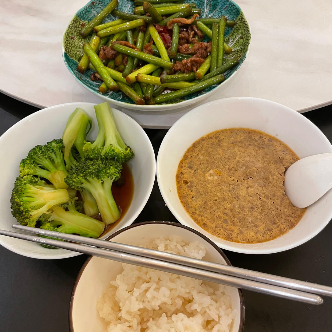 简单易做的下饭菜－蒜苔炒肉