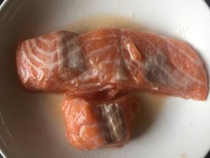 三文鱼蔬菜焖饭的做法 步骤1