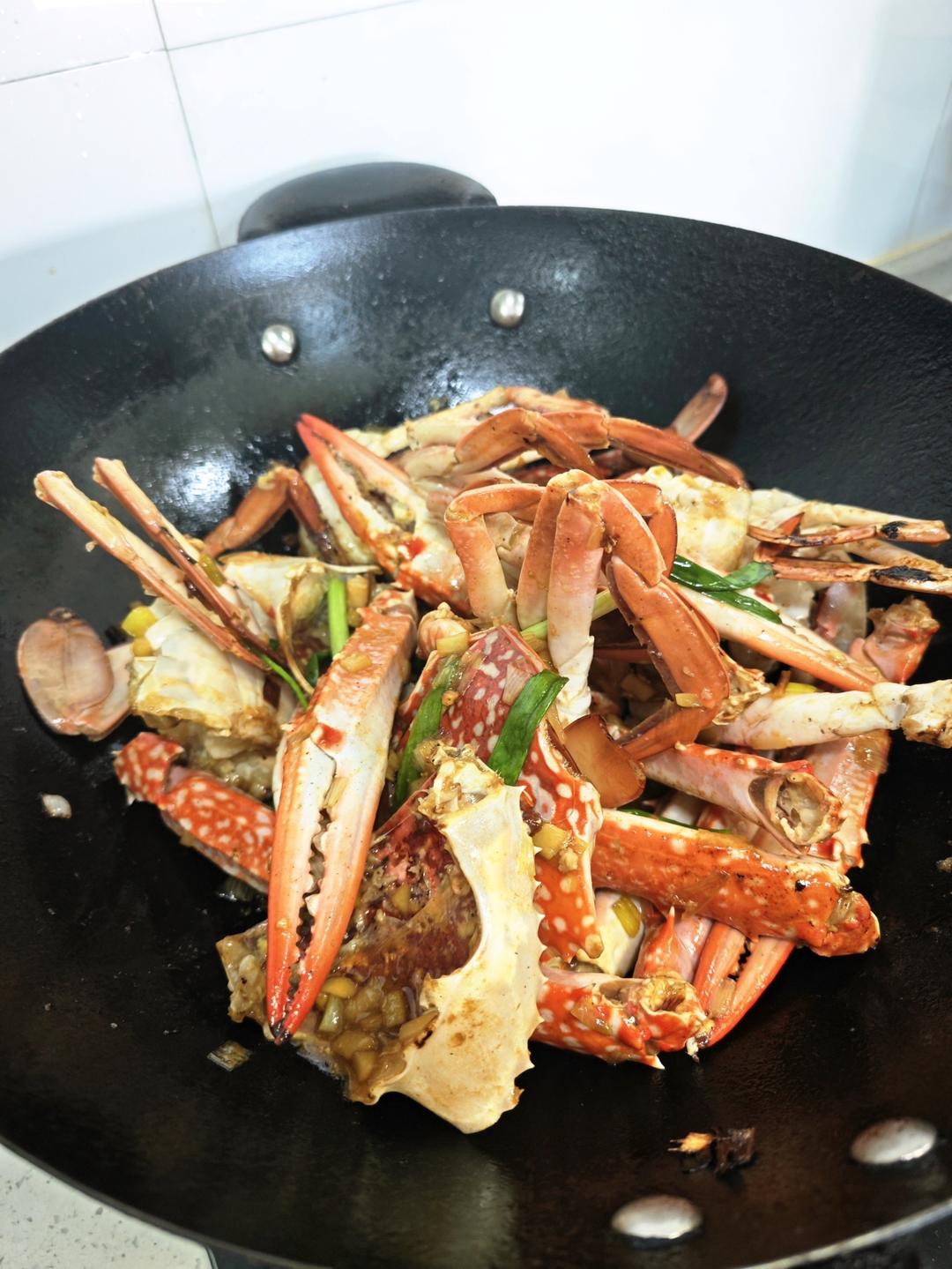 厨师长教你：“姜葱煎蟹”的家常做法，蟹香汁浓，鲜味十足