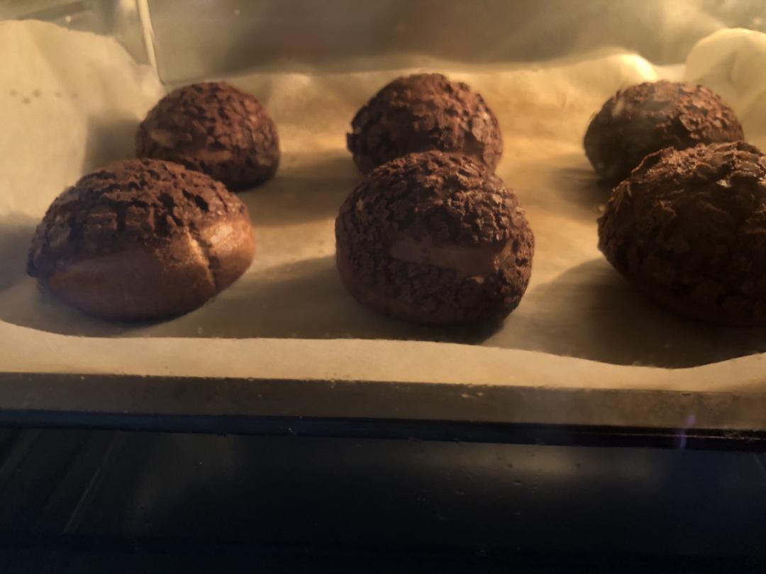 巧克力酥皮泡芙