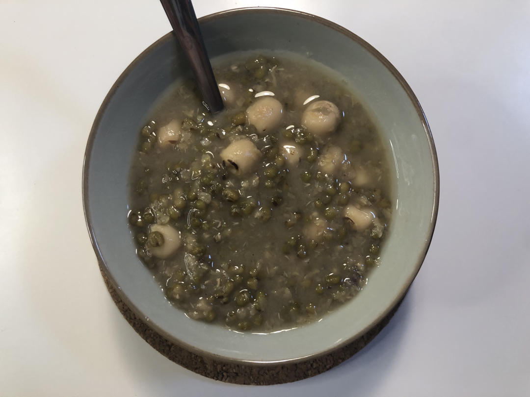 夏日清爽绿豆莲子汤