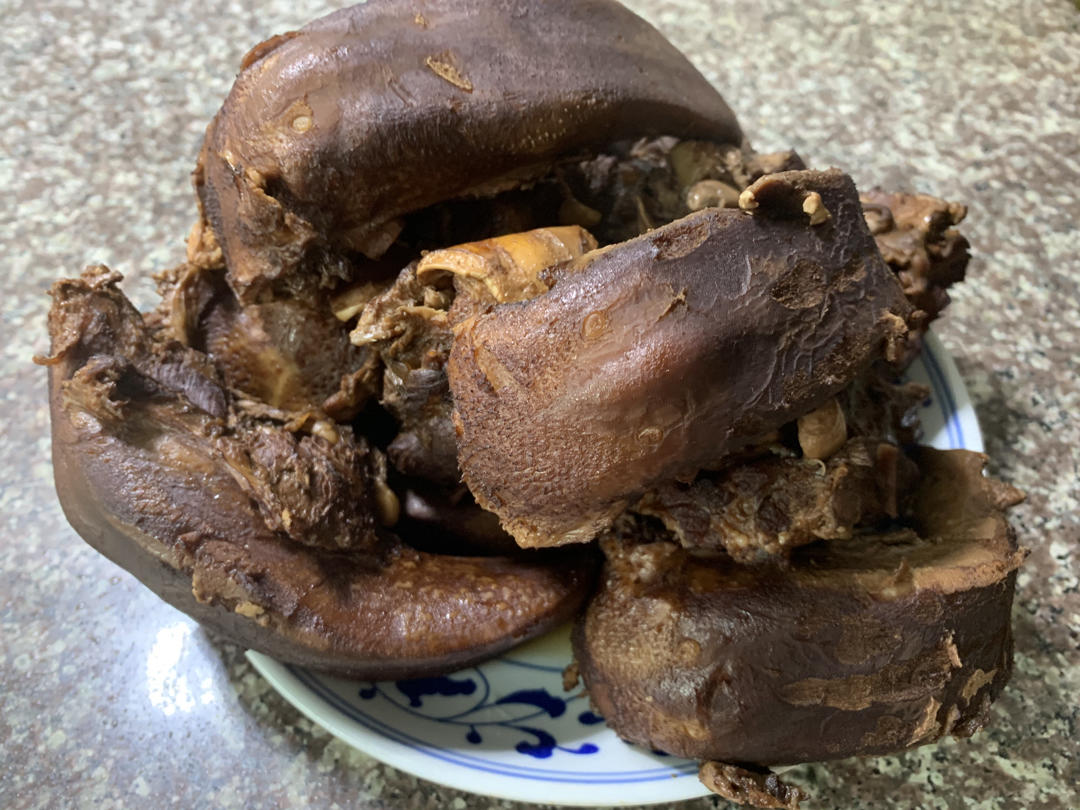 卤猪舌头