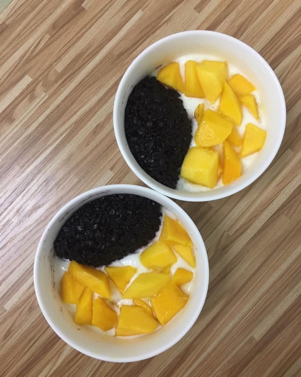 在家自制满记甜品--芒果椰汁黑糯米