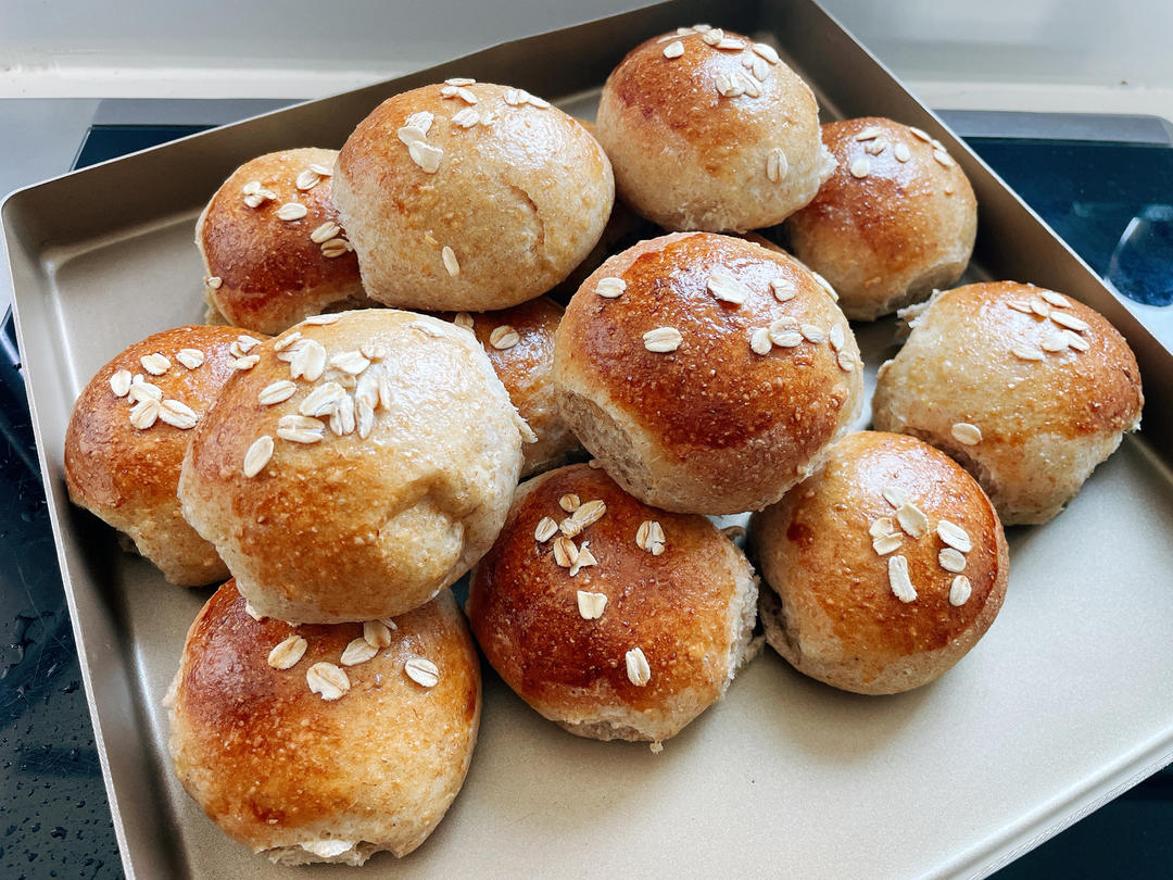 松软细腻的燕麦小餐包（Oatmeal Dinner Rolls）