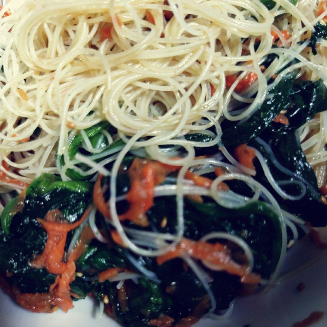 开胃爽口又营养的菠菜拌粉丝