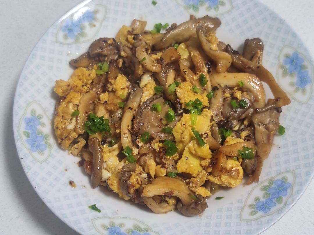 蘑菇炒鸡蛋	平菇这样炒，鲜美无比巨好吃