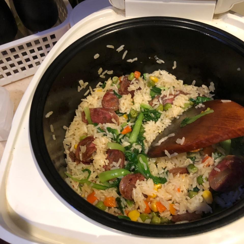 电饭锅版香肠青菜焖饭