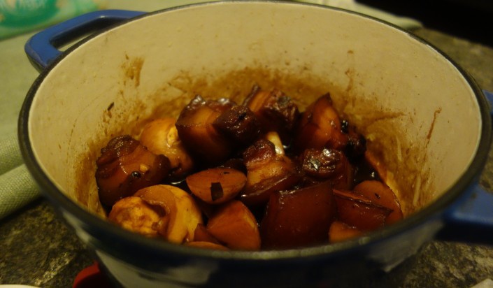 吃着碗里望着锅里的红烧肉